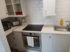 Comfort Apartment, Courtyard View | Private kitchen - Latium Close (St Albans)