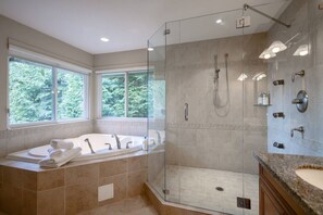 Hair dryer, towels, soap, shampoo - Luxury 5BR Villa | Gym, Theater & Ocean Views (West Vancouver)