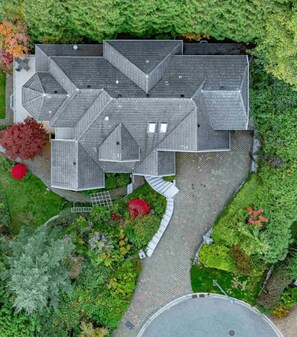 Exterior - Luxury 5BR Villa | Gym, Theater & Ocean Views (West Vancouver)