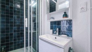 Dusche, Haartrockner, Handtücher