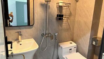 Deluxe kamer | Badkamer | Een douche, gratis toiletartikelen, een haardroger, handdoeken