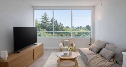 Steps to SkyTrain | 15min YVR & DT | Oakridge