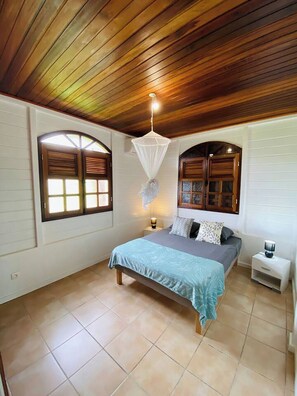 Tabla de planchar con plancha, internet y ropa de cama