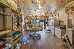 Ein gemütliches Interieur mit Holzböden, einem zentralen Tisch und einer Küchenzeile.