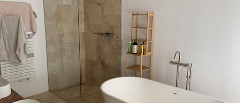 Douche, séchoir à cheveux, serviettes fournies, savon