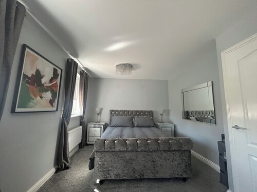Entire Home in Central Bedfordshire 5 Bedroom sleeps 10
5BR & 2.5 bathrooms