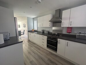 Private kitchen - Entire Home in Central Bedfordshire 5 Bedroom sleeps 10
5BR & 2.5 bathrooms (Bedford)