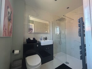 Shower, hair dryer, towels, soap - Entire Home in Central Bedfordshire 5 Bedroom sleeps 10
5BR & 2.5 bathrooms (Bedford)