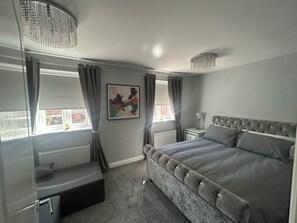 Iron/ironing board, Internet, bed sheets - Entire Home in Central Bedfordshire 5 Bedroom sleeps 10
5BR & 2.5 bathrooms (Bedford)