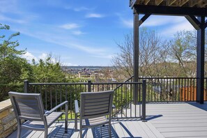 Maison, plusieurs lits, balcon, vue ville (Luxury Mt. Adams Retreat) | Vue de la chambre