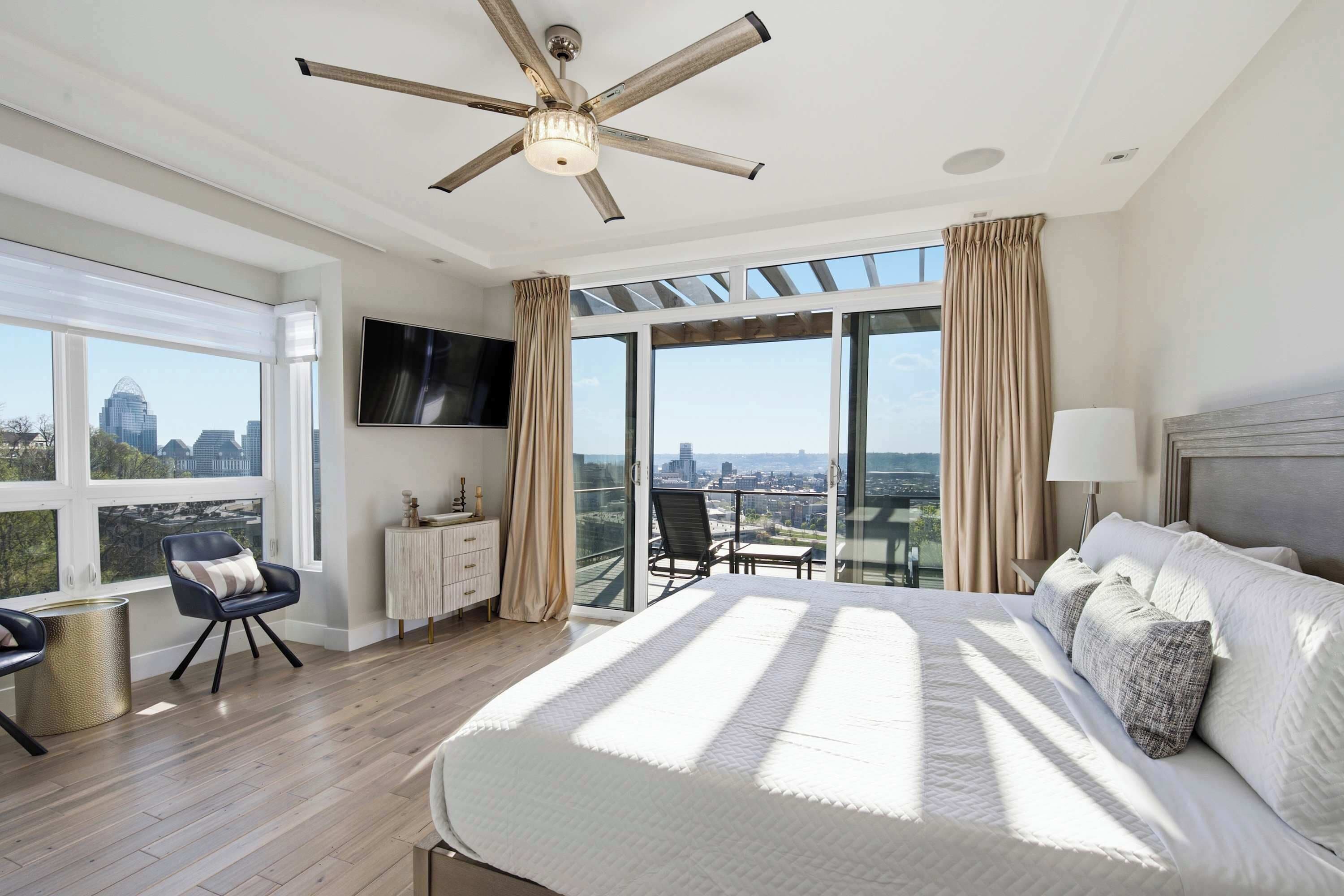 5 bedrooms, individually decorated, individually furnished, desk