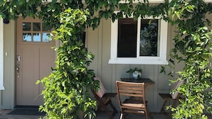 Ein Haus mit Tür, Fenster, Stuhl und Tisch.
