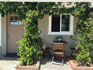Ein Haus mit Tür, Fenster, Stuhl und Tisch.