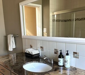 Dusche, Haartrockner, Handtücher, Seife