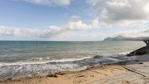 A beach with waves, a clear sky, and distant mountains. - Gelli - Morfa Nefyn (Pwllheli)
