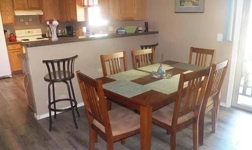 Enjoyable 4-bedroom house with AC in welcoming Surprise