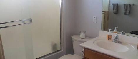 Toallas, jabón, papel de baño