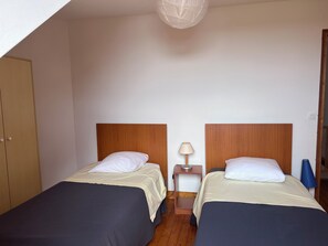 Iron/ironing board - View on the Golf of Morbihan: the cottage to stay for your holidays (Saint-Armel)