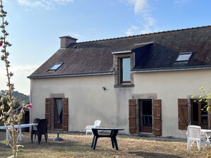 Outdoor dining - View on the Golf of Morbihan: the cottage to stay for your holidays (Saint-Armel)
