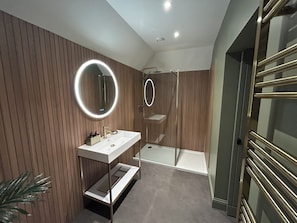 Hair dryer, towels, soap, toilet paper - NEW Boutique Broombarns Farm Stay (Forgandenny)