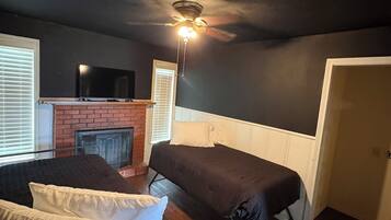 4 bedrooms, desk, free WiFi, bed sheets
