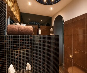 Apartment | Bathroom - Spacious Apartment Near Lake Maggiore (Luino)