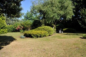 Apartment | Garden - Spacious Apartment Near Lake Maggiore (Luino)