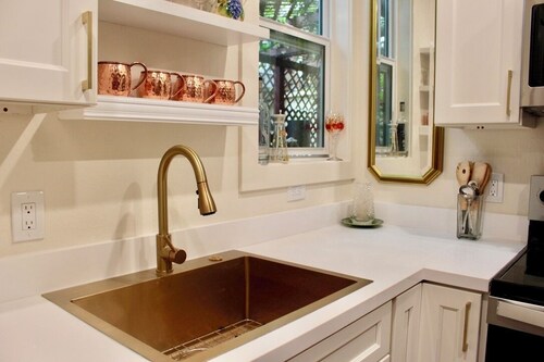 Charming new 1 bed San Rafael studio, full bath/kitchen, own laundry & entrance!