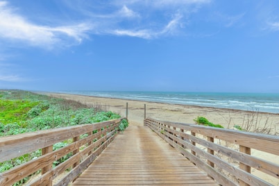 *NEW* No Stairs|Pool|Pet Friendly!
