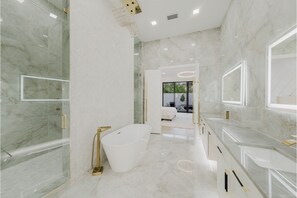 Dusche, Haartrockner, Bidet, Handtücher