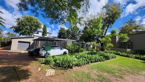 Property grounds - Serajo Garden Cottage | Solar | Fast WiFi | Northcliff (Randburg)