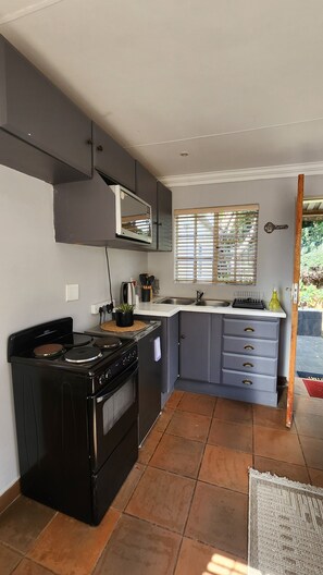 Private kitchen - Serajo Garden Cottage | Solar | Fast WiFi | Northcliff (Randburg)