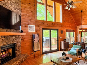 Smart TV, fireplace, video games, table football - Luxe Cabin w/ 2 King Suites, Hot Tub, & Firepit (Sevierville)