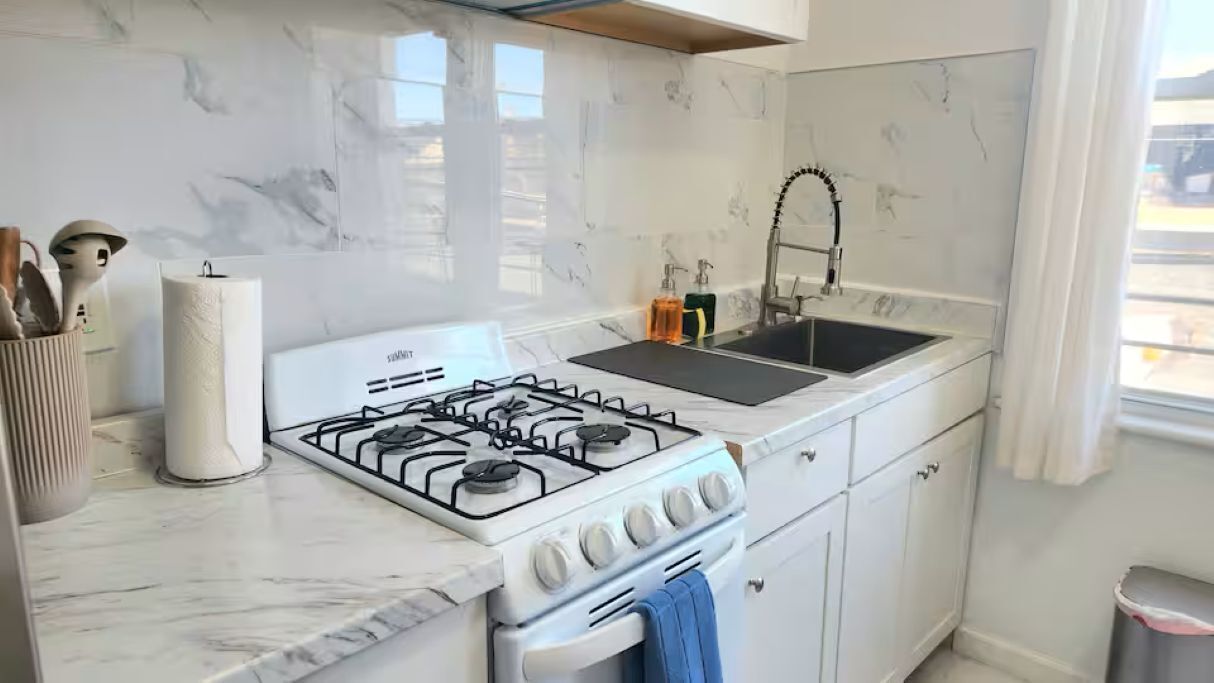 Réfrigérateur, micro-ondes, plaque de cuisson, cafetière/bouilloire