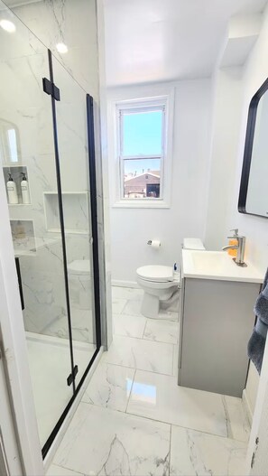 Shower, hair dryer, towels, soap - Sunshine Suite - Cozy 2BR Near Beach & Boardwalk (Atlantic City)