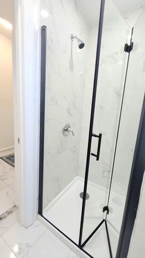 Een douche, een haardroger, handdoeken, zeep