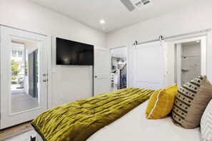 Room - The Retreat - Resort Amenities - New Listing (Washington)