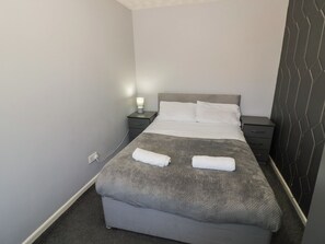 1 bedroom, individually decorated, individually furnished, free WiFi - 32A Cramp Hill (Wednesbury)