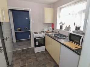Cookware/dishes/utensils - 32A Cramp Hill (Wednesbury)