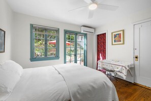 WiFi, bed sheets - Above Chateau Marmont 3 bedroom house in sunny Los Angeles perfect for families (Los Angeles)