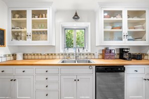 Private kitchen - Above Chateau Marmont 3 bedroom house in sunny Los Angeles perfect for families (Los Angeles)