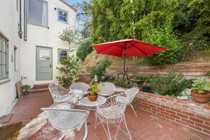 Terrace/patio - Above Chateau Marmont 3 bedroom house in sunny Los Angeles perfect for families (Los Angeles)