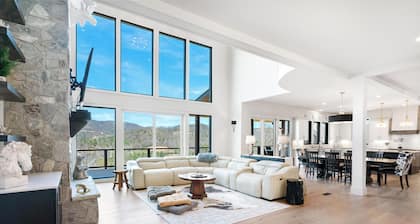 Rocky Top Lodge: BRAND NEW Luxury 4,500 Sq Ft Mountain Retreat w/ Hot Tub, Gorge