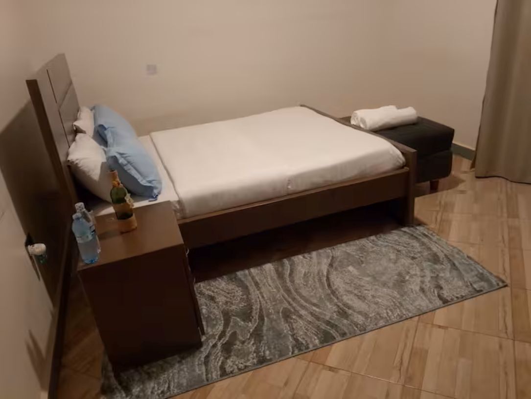 Tabla de planchar con plancha, wifi y ropa de cama 