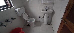 Quarto triplo conforto, vista para a montanha | Banheiro