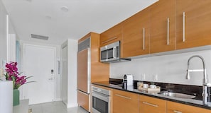 Coffee/tea maker, fridge, microwave, oven - Modern Brickell Suite | Walk to Everything (Miami)