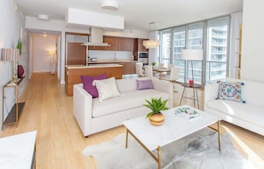 TV, offices - Modern Brickell Residence for Group Stays (Miami)