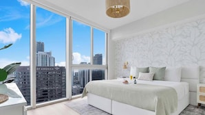 Room - Spacious Group Stay | Modern Brickell Hub (Miami)