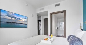6 bedrooms, iron/ironing board, WiFi, bed sheets - Perfect Group Stay: 6BR/2 Kitchens /2 Living Rooms (Miami)