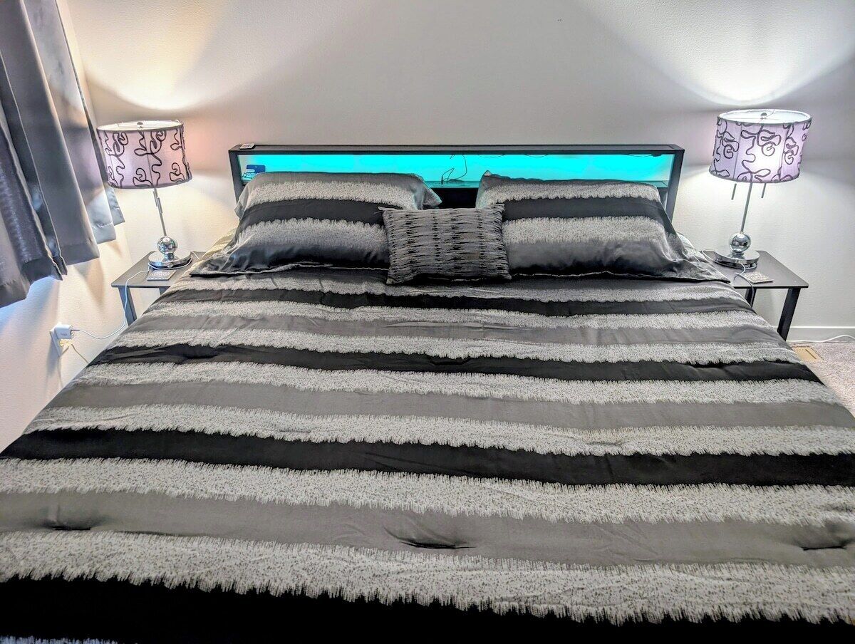 Tabla de planchar con plancha, wifi gratis y ropa de cama 